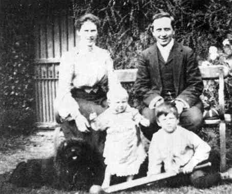 EVELYN A DEUX ANS AVEC SES PARENTS ET SON FRERE ALEC